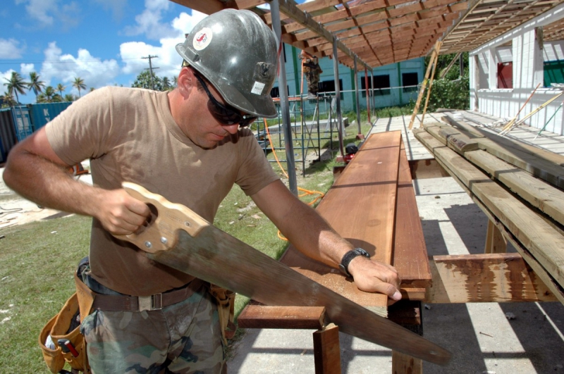 menuisier-CARNOULES-min_worker_construction_building_carpenter_male_job_build_helmet-893290